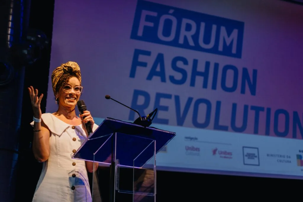 Person speaking on stage on Fashion Revolution Brasil